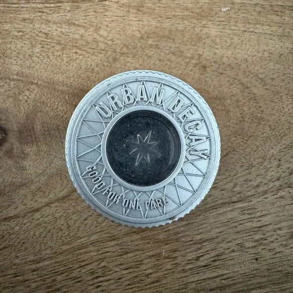 Urban Decay Gunmetal Eyeshadow - Picture 1 of 4